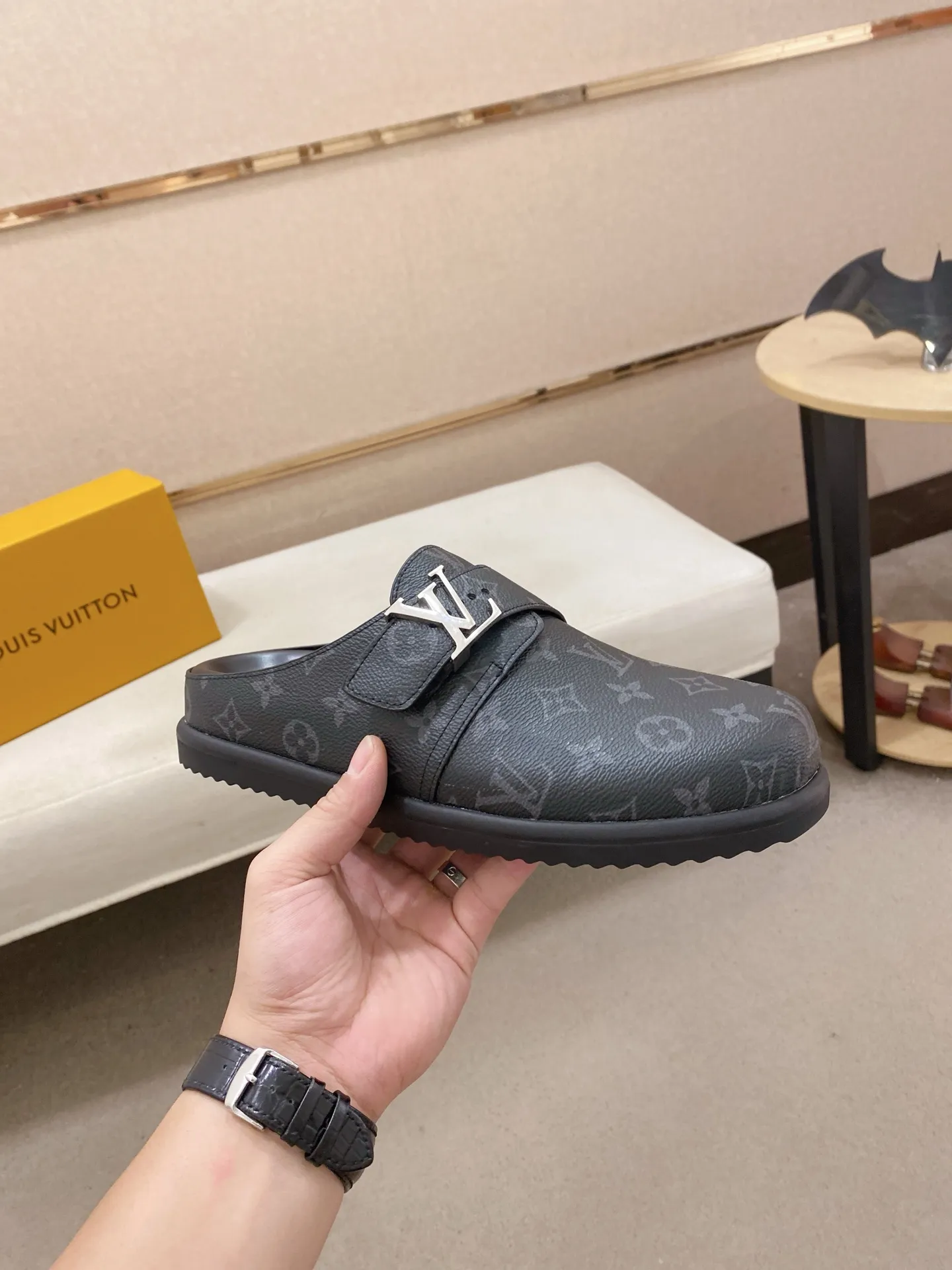 Men's shoes💰: 200💰38-45, LV Easy 2025 new men's casual sandals and slippers, made of suede cow leather, with Monogram pattern to highlight the trendy style. Adjustable straps illuminated with LV letters, while a resilient insole and micro outsole provide lightweight comfort. Made of suede cow leather with embossed Monogram pattern and brand element metal hardware✅Adjustable straps➕Tough insole‼ ️Micro outsole. Comfortable and easy to wear‼ ️